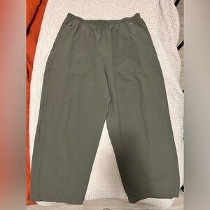 Lululemon Lightweight Mid-Rise Barrel Leg Cropped Pant